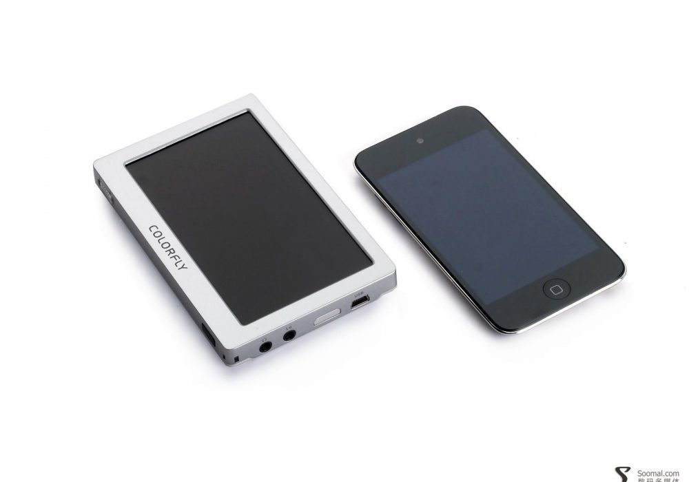 COLORFLY 七彩虹 CK4 便携影音播放器-与iPod Touch4大小对比