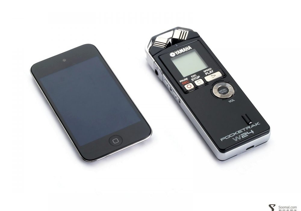 YAMAHA 雅马哈 Pocketrak W24 录音机-与iPod Touch4大小对比