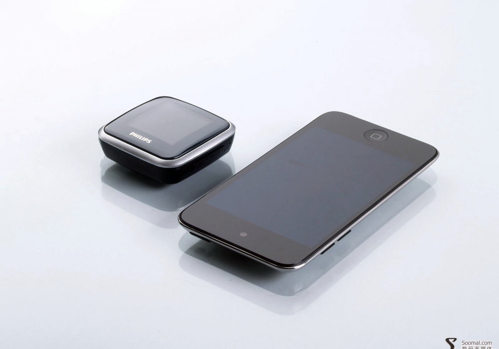 Philips飞利浦 SA2926K 便携式数字播放器-与iPod Touch4大小对比