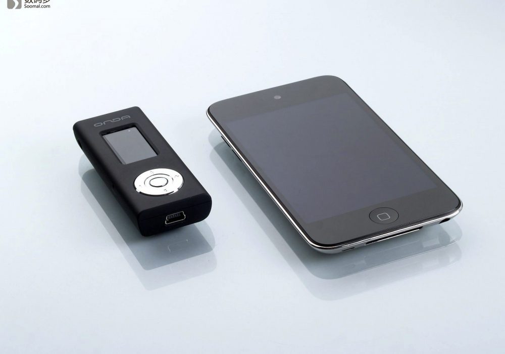 Onda 昂达 VX898S便携式数字播放器-与iPod Touch4大小对比