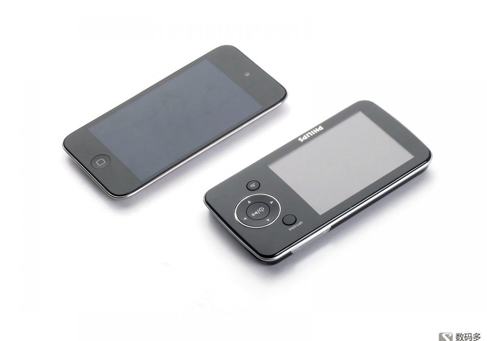 Philips飞利浦 GoGear SA054104k 便携式影音播放器-与iPod Touch4大小对比