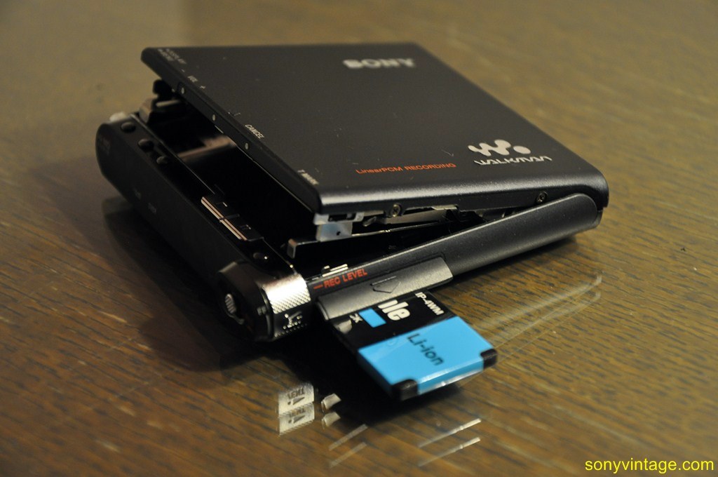 Sony MZRH1 / MZM200 HiMD Minidisc Walkman (2006) Lark Club