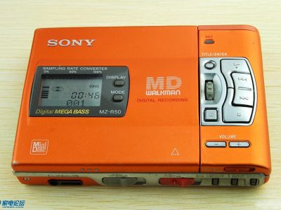 索尼红色MZ-R50，夏普蓝色MD-MT821