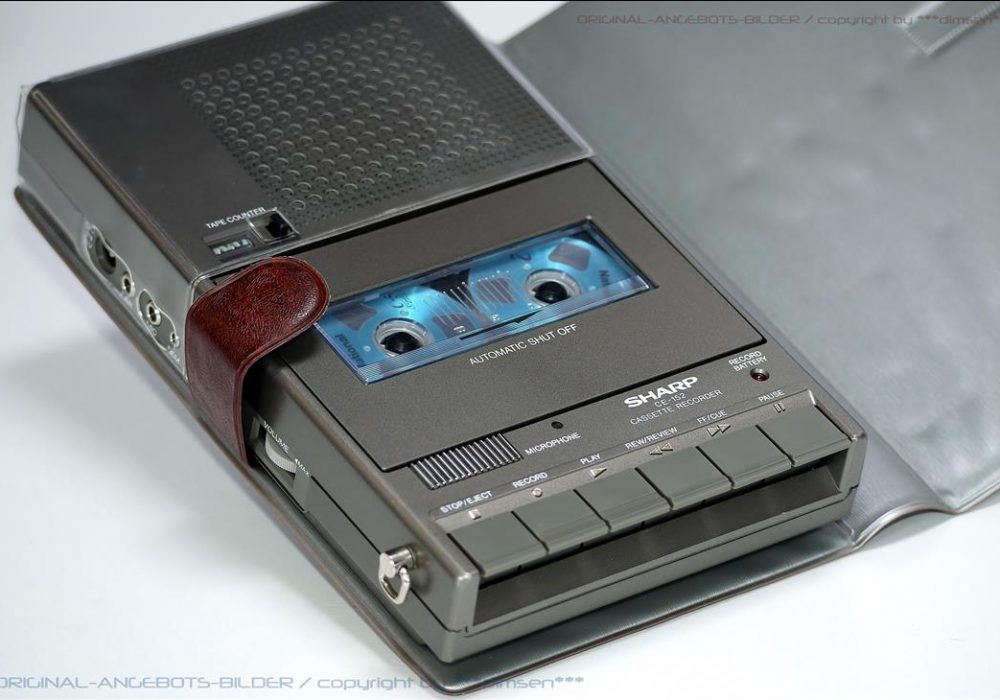 带皮套的夏普 SHARP CE-152 磁带录音机