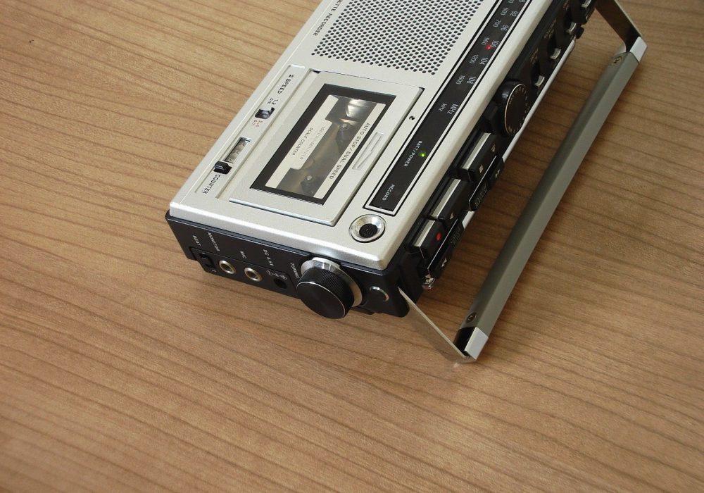 精致的三洋 SANYO M5850FE AM/FM 微型磁带收录机