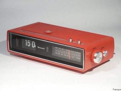 BROWNI 红色钟控收音机