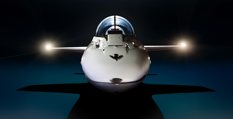 杰姆斯•邦德007创作的 深海飞航 超级猎鹰液压自动船