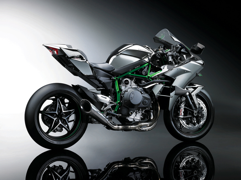配备998cc引擎的2015款 川崎忍者 H2R摩托车在国际摩托车、踏板车及电动自行车博览会上亮相