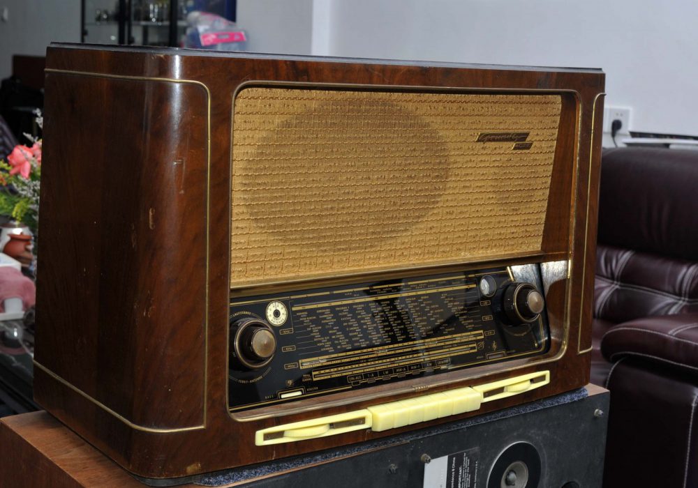 GRUNDIG根德4035FM AM胆收音机一台