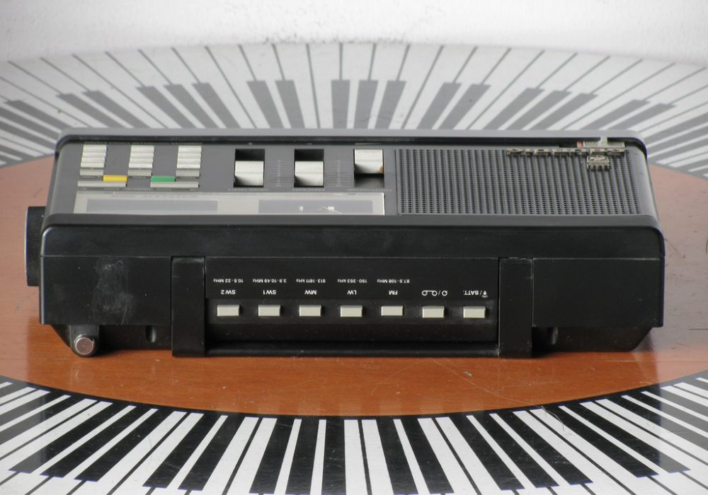 根德 GRUNDIG Satellite 300 收音机