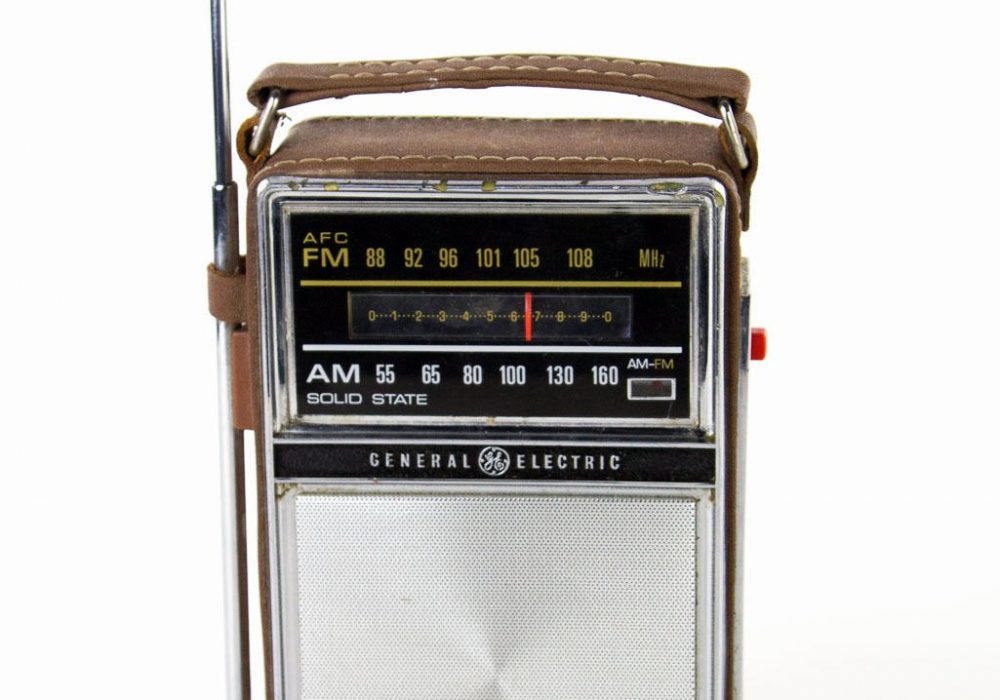 古董 GE 7-2877F Solid State Silver Black 便携 AM FM Radio in Leather Case