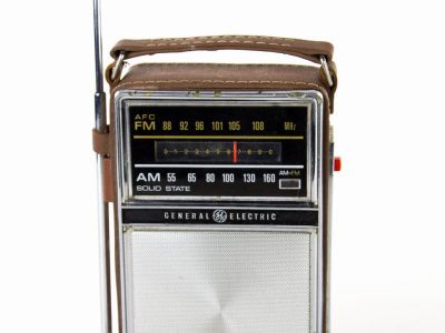 古董 GE 7-2877F Solid State Silver Black 便携 AM FM Radio in Leather Case