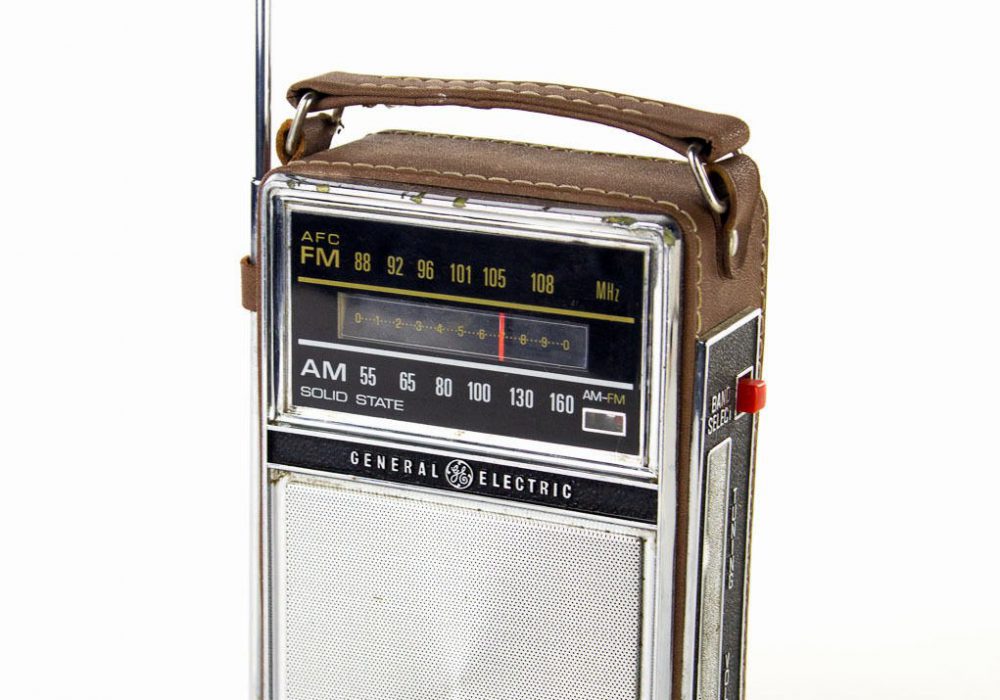 古董 GE 7-2877F Solid State Silver Black 便携 AM FM Radio in Leather Case