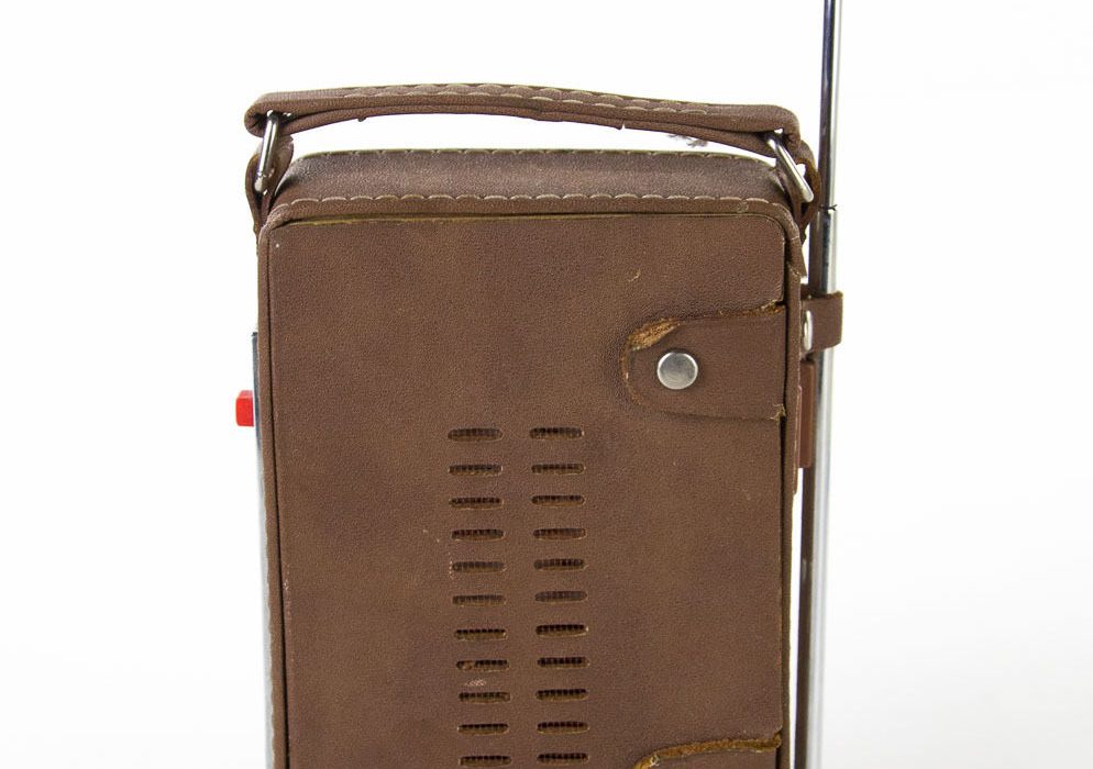 古董 GE 7-2877F Solid State Silver Black 便携 AM FM Radio in Leather Case