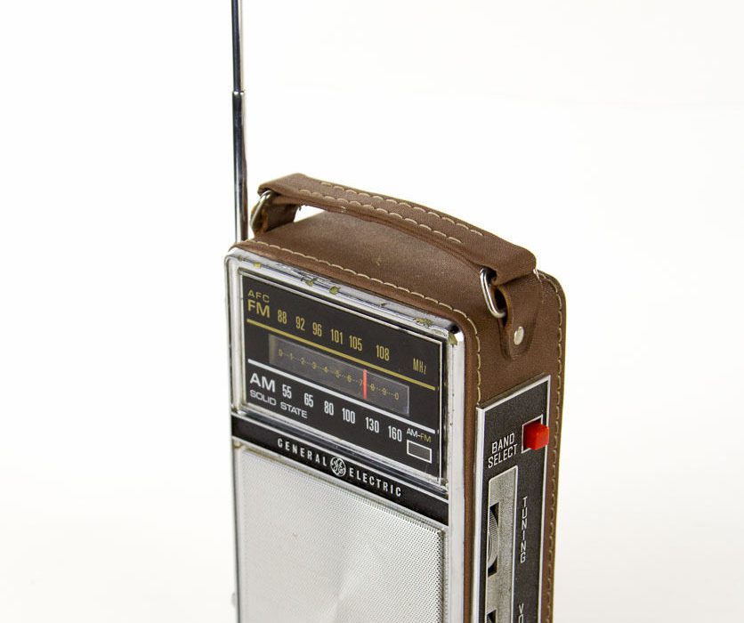 古董 GE 7-2877F Solid State Silver Black 便携 AM FM Radio in Leather Case