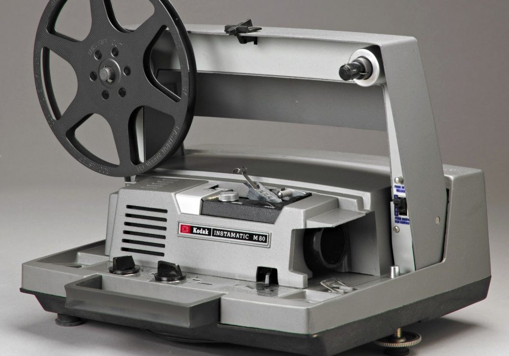 古董 Kodak Instamatic M80 8mm Movie Projector-Work<wbr/>ing with broken guide-As Is