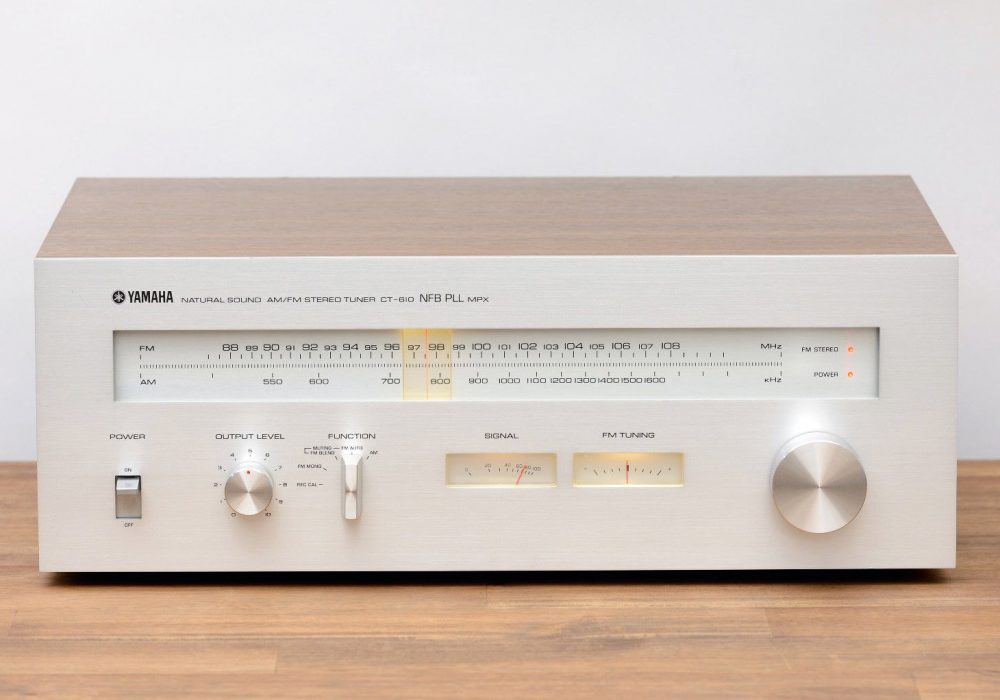 雅马哈 YAMAHA CT-610 Analog 立体声 Tuner / Radio in silber mit Holzgehäuse