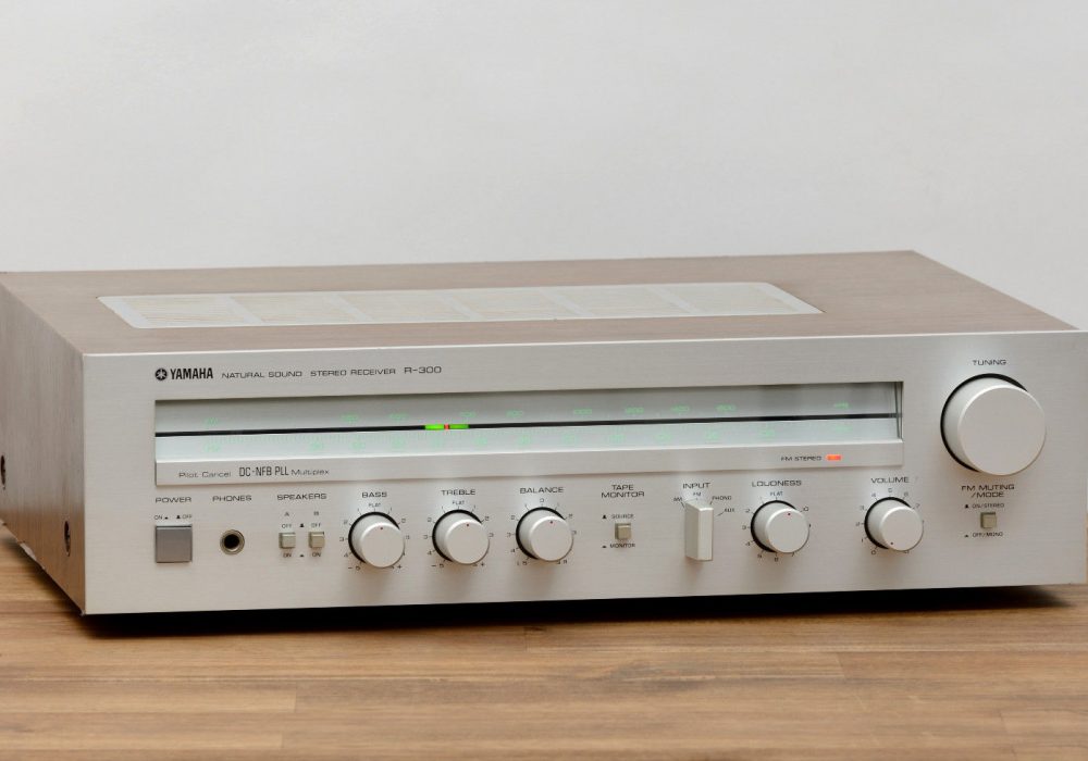 雅马哈 YAMAHA R-300 立体声 收音机 / Radio / Verstärker / Amplifier in silber