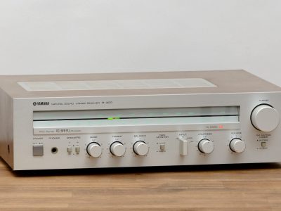 雅马哈 YAMAHA R-300 立体声 收音机 / Radio / Verstärker / Amplifier in silber
