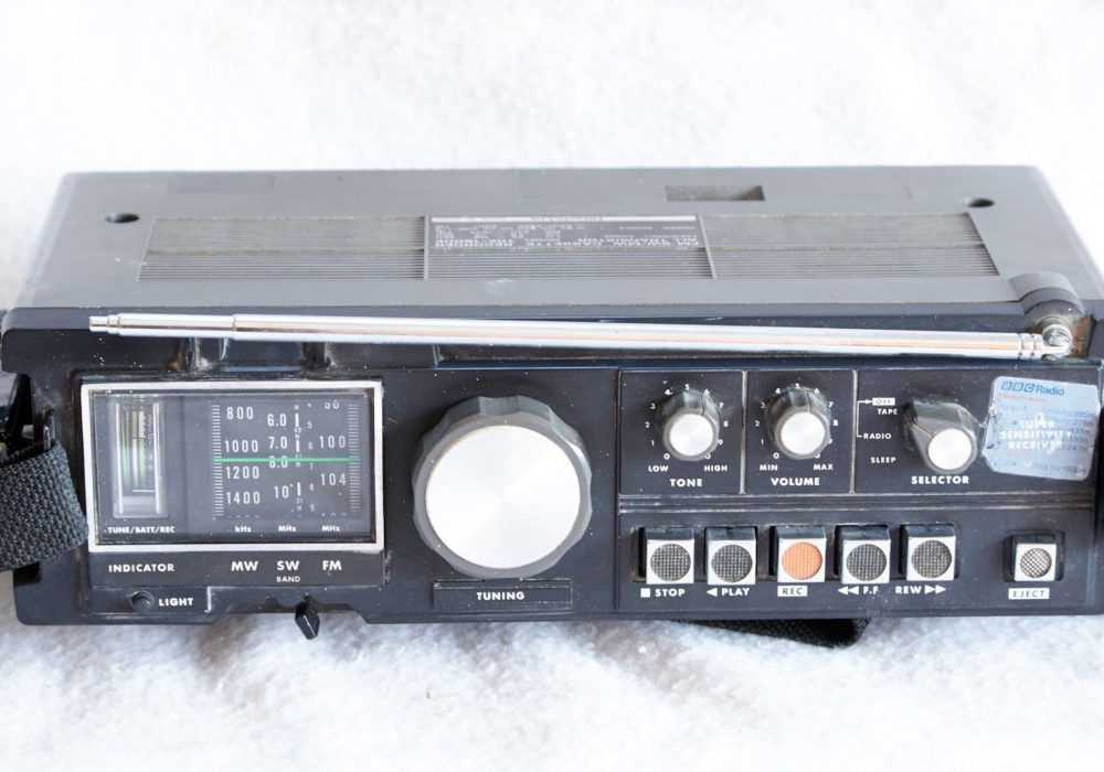 HITACHI TRK-1500E FM/SW/LW 小型收录机